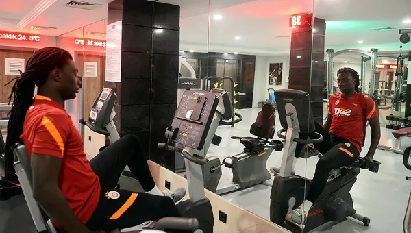 Galatasaray’ın Fransız yıldızı Bafetimbi Gomis ilk antremanına çıktı