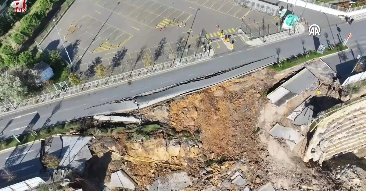 Ümraniye'de istinat duvarının yıkılması sonucu yol çöktü