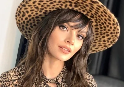 Uzak Şehir'in Alya Albora'sı Sinem Ünsal'ın kardeşine bakın! Sanki ikizi...