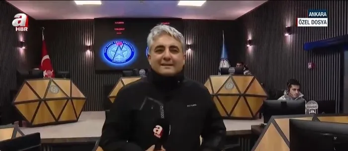 a-haber-gok-vatanin-kalbinde-ahlatlibel-hava-radar-merkez-ussunden-ozel-yayin-milletimiz-rahat-uyusun-biz-bura-1767202315774.jpg A Haber, Ahlatlıbel Hava Radar Mevzi Komutanlığı’na özel izinle konuk oldu (ahaber.com.tr-ekran görüntüsü)