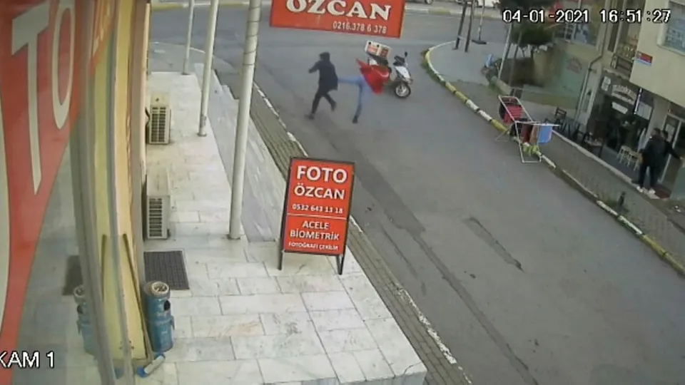 Son dakika: Pendik'te görenleri şaşkına çeviren olay! Uçan tekme saniye saniye kamerada