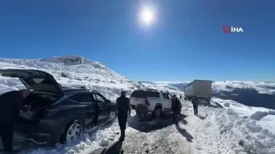 Artvin’de kar yağışı sürücülere zor anlar yaşattı