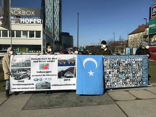 avusturyada-volkswagene-protesto-uygur-turkleri-sokaklara-dokuldu-1615060587902.jpg Avusturya'da Volkswagen'e protesto! Uygur Türkleri sokaklara döküldü - 1