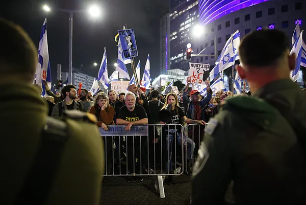 1709412913754.jpg İsrail'de istenmeyen katil: Netanyahu! Tel Aviv'de büyük protesto: Binlerce kişi sokaklara döküldü - 3