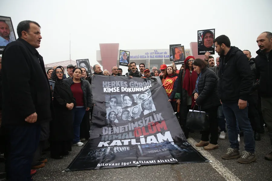 dilovasindaki-olum-fabrikasinda-skandallar-zinciri-cocuklarimiz-birbirine-sarilarak-can-verdi-1774548358352.jpg Fotoğraf (AA)