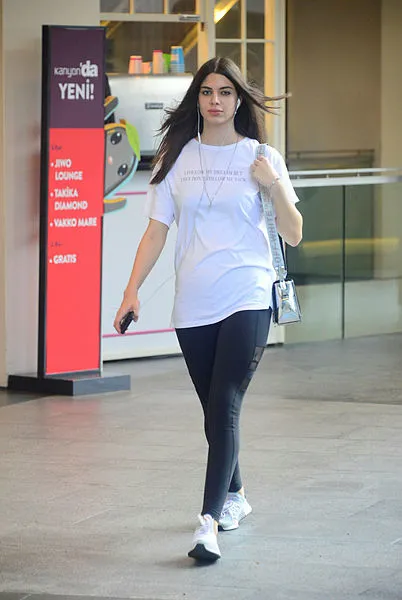 Defne Samyeli’nın kızı Derin Talu’nun olaylı gecesi! Küfür edip saldırdı