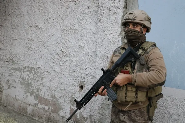 adanada-teror-orgutu-deasa-safak-vakti-es-zamanli-baskin-operasyonu-1651038630939.jpg Adana’da terör örgütü DEAŞ’a şafak vakti eş zamanlı baskın operasyonu - 2