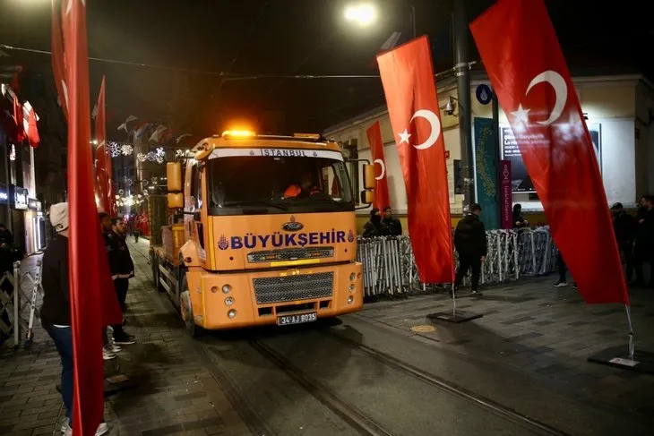 İstiklal Caddesi’ndeki patlama noktası çiçek bahçesine çevrildi! Beton saksı ve ağaçlar kaldırıldı