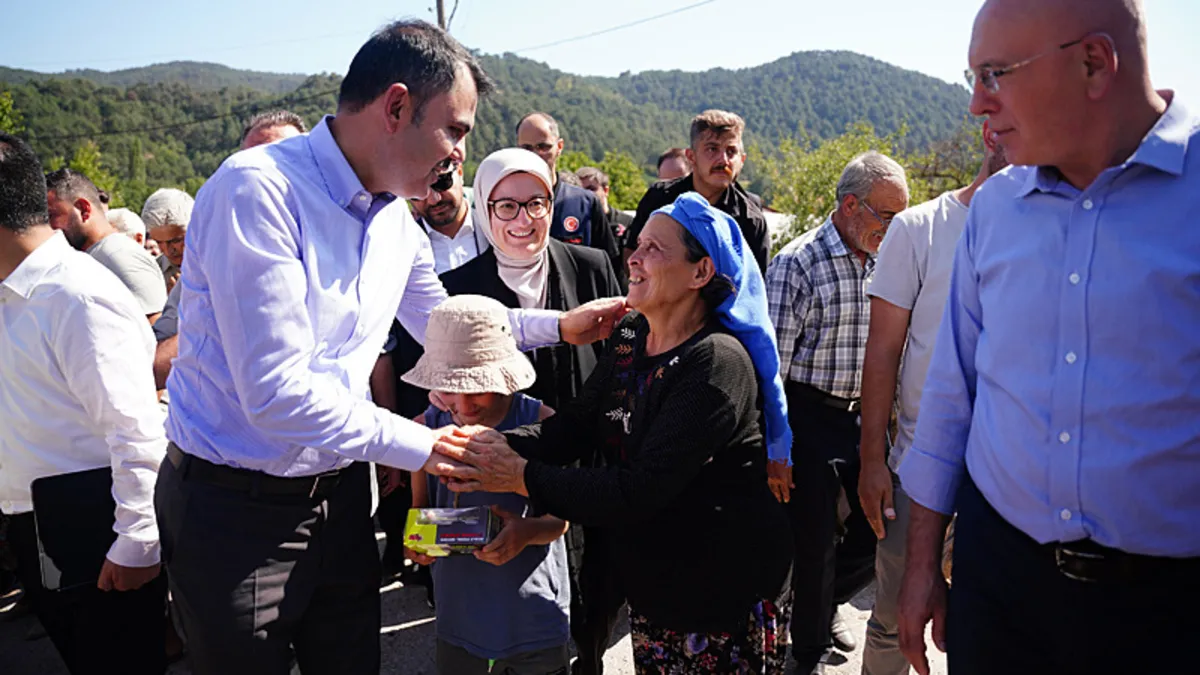 Çevre, Şehircilik ve İklim Değişikliği Bakanı Murat Kurum depremzede kadınlarla birlikte temel attı