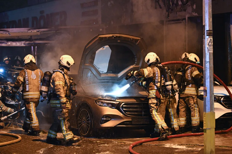 Kadıköy’de gece paniği! Galeri önündeki araçlar alev alev yandı - 2