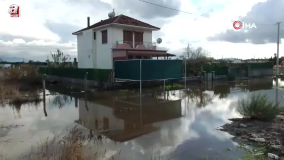 Burhaniye de yazlıklar su altında kaldı
