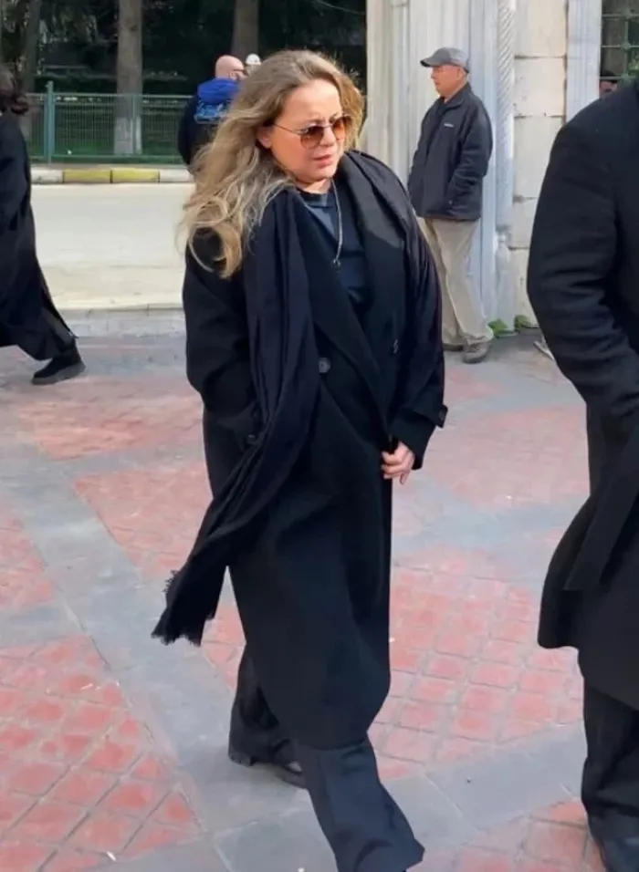 sarkici-mehmet-erdem-babasina-veda-etti-hamile-esi-yalniz-birakmadi-1765368754663.jpeg Mehmet Erdem'in eşi Vildan Atasever / Kaynak: Sosyal medya