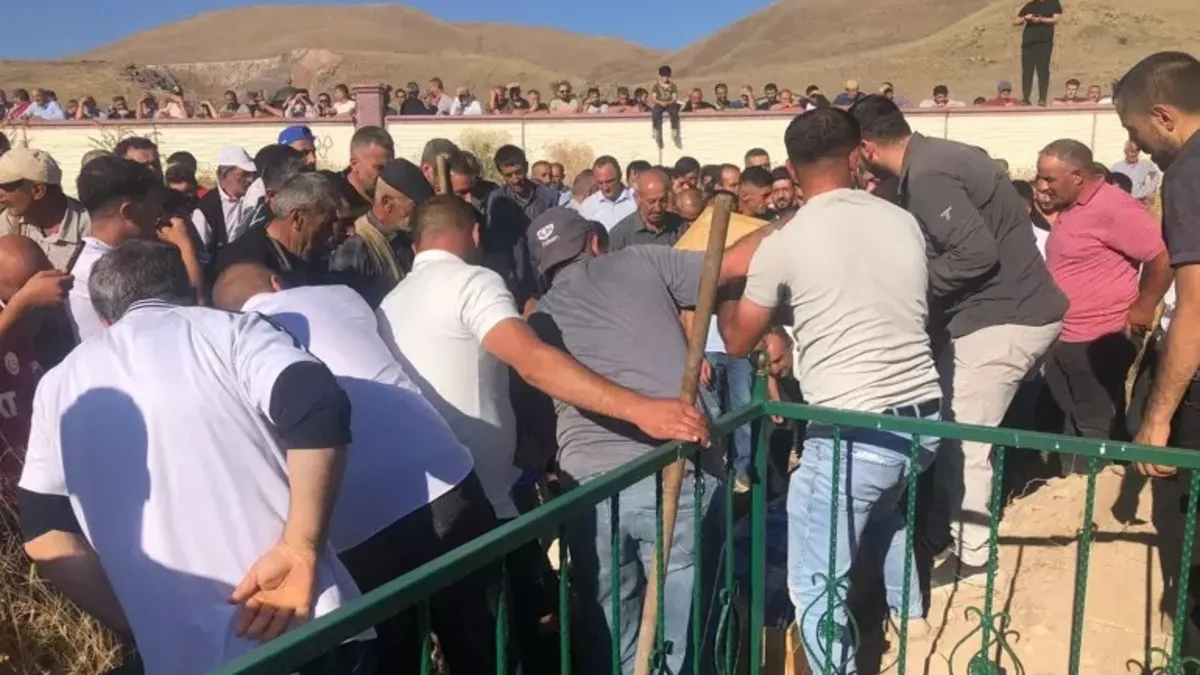 Erzurum'da feci kazada hayatını kaybeden 4 kişi son yolculuklarına uğurlandı