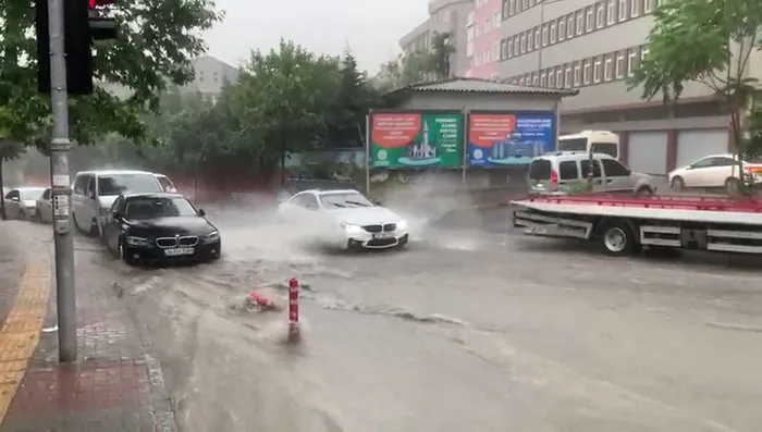 Son dakika: Uyarıların ardından İstanbul'u sağanak vurdu: Araçlar mahsur kaldı! Ev ve iş yerlerini su bastı - 6