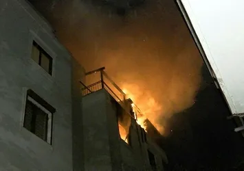 Kadıköy'de can pazarı! Alevler daireyi sardı, karı koca balkondan atladı: 1 ölü, 2 yaralı