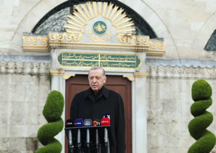 Başkan Erdoğan gazetecilere börek ikram etti