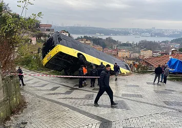 İETT otobüsü yokuş aşağı kayarak evin bahçesine düştü