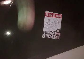 Kanada'da Türk camisine ırkçı afiş