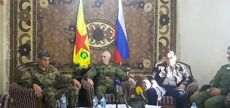 YPG paçavrası ve Rus bayrağı yan yana