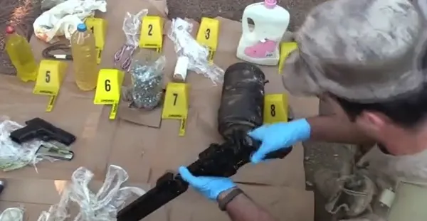 bombali-saldiri-engellendi-izmirdeki-operasyonda-eylem-hazirligindaki-10-deasli-yakalandi-1695389863626.jpg Bombalı saldırı engellendi! İzmir'deki operasyonda eylem hazırlığındaki 10 DEAŞ'lı yakalandı - 2
