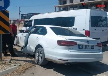 Yüksekova'da iki araç kafa kafa çarpıştı: 2 yaralı