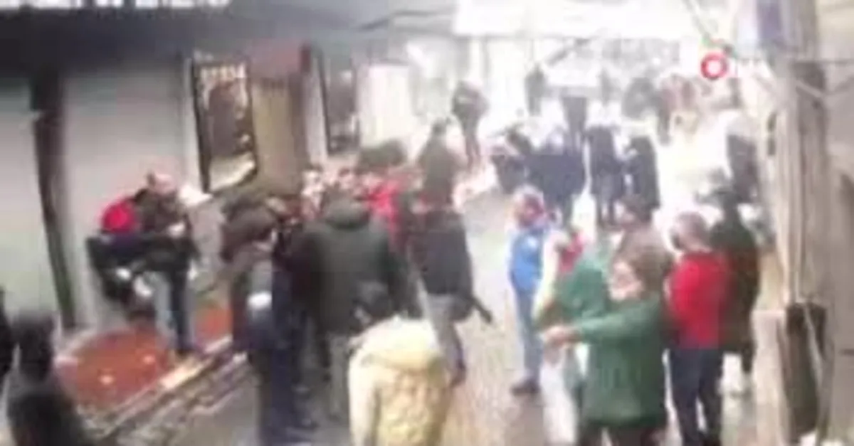 Ayakkabı hırsızına esnaf dayağı! O anlar kamerada