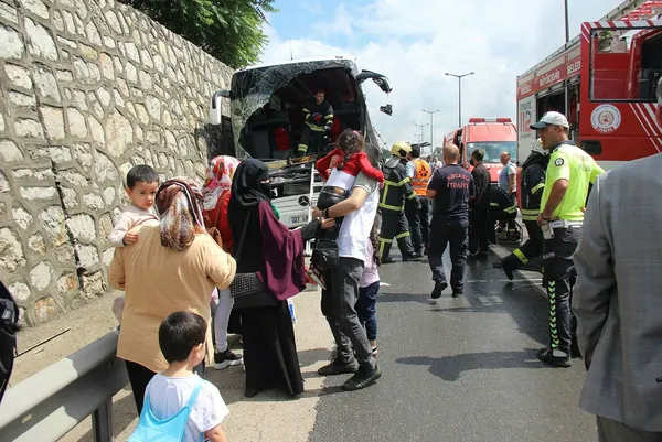 temde-feci-kaza-11-arac-birbirine-girdi-cok-sayida-yarali-var-1656493946852.jpg TEM'de feci kaza! 11 araç birbirine girdi çok sayıda yaralı var - 4