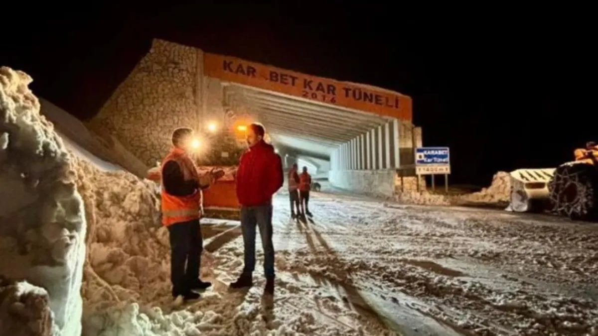 Van'ın Karabet Geçidi'nde kar yağışı! Sürücüler zor anlar yaşadı