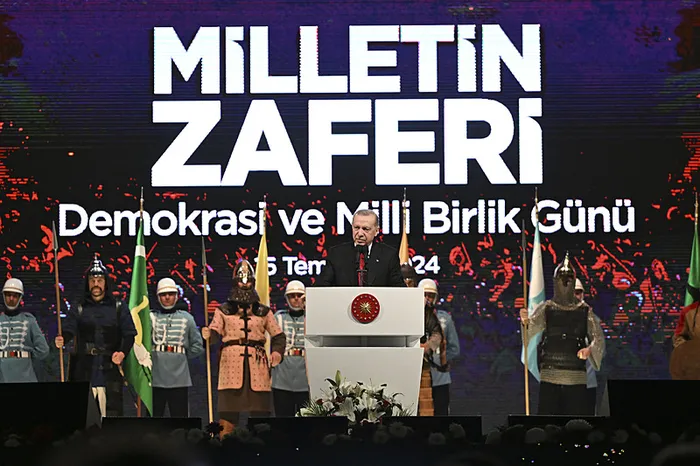 kulliyede-15-temmuzu-anma-programi-baskan-erdogan-onemli-aciklamalarda-bulundu-1721070809424.jpg Başkan Erdoğan 15 Temmuz Demokrasi ve Milli Birlik Günü Anma Programı'nda önemli açıklamalarda bulundu - 6