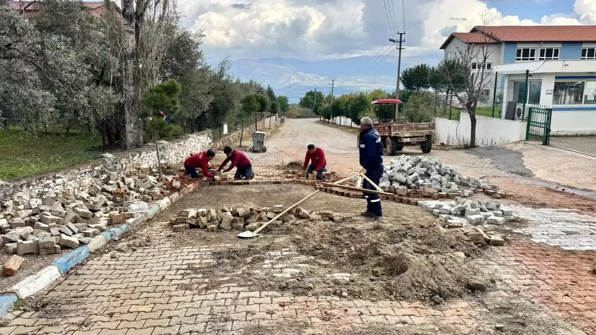 Karacasu'da yol ve kaldırım çalışmaları hız kesmeden devam ediyor