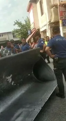 Denizli’de maaşını alamayan işçi, hem kepçeyi hem polisi kaçırdı - 3