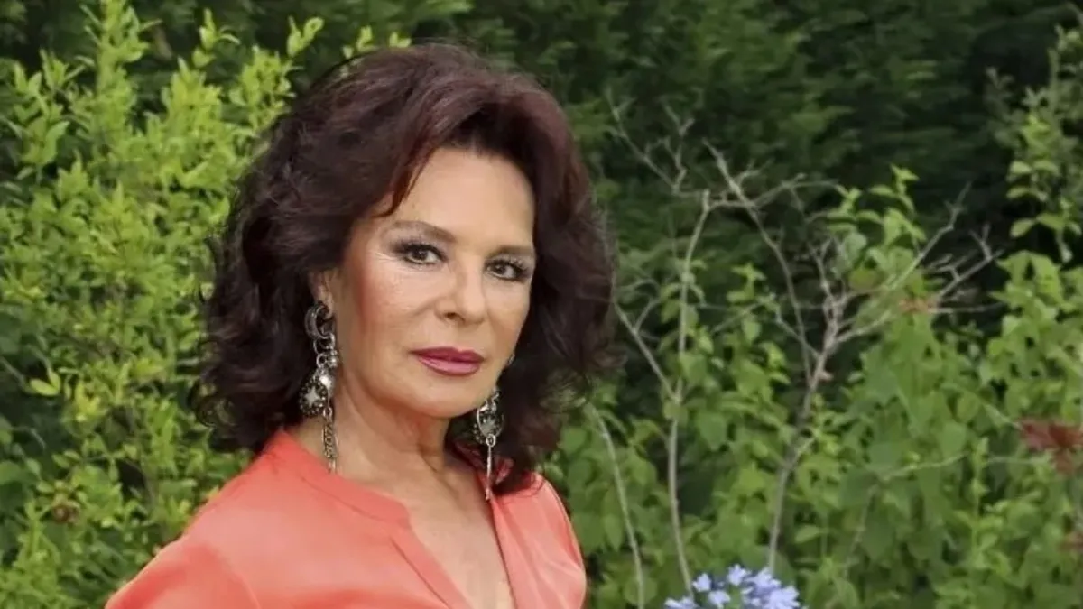 Usta sanatçı Hülya Koçyiğit'ten takipçilerine uyarı: "Ciddiye almayın!"