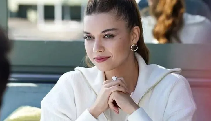 Yalı Çapkını’nın Seyran’ı bakın kimin kızıymış! Afra Saraçoğlu annesiyle ikiz gibi! Onun sayesinde ünlü oldu