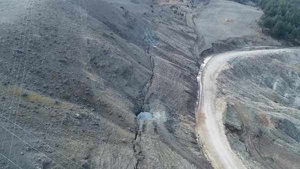Adıyaman'da felaketin korkutan izi! Dağların arasındaki fay hattı görüntülendi - 1