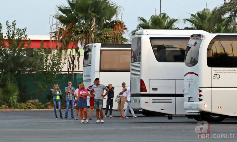 Antalya'da Rus turistleri taşıyan midibüse TIR çarptı: Çok sayıda yaralı 5