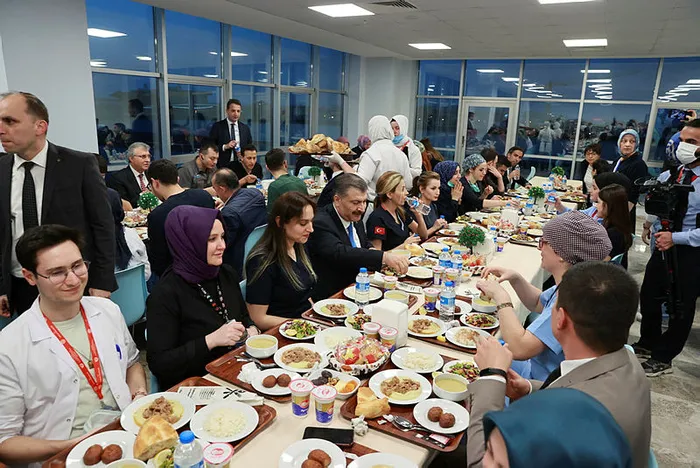 Bakan Fahrettin Koca, Sakarya’da sağlık çalışanlarıyla iftar yaptı - 3