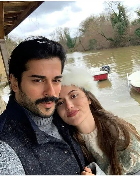 Burak Özçivit’in eşi Fahriye Evcen ikinci kez hamile mi? Fotoğraftaki detay dikkat çekti