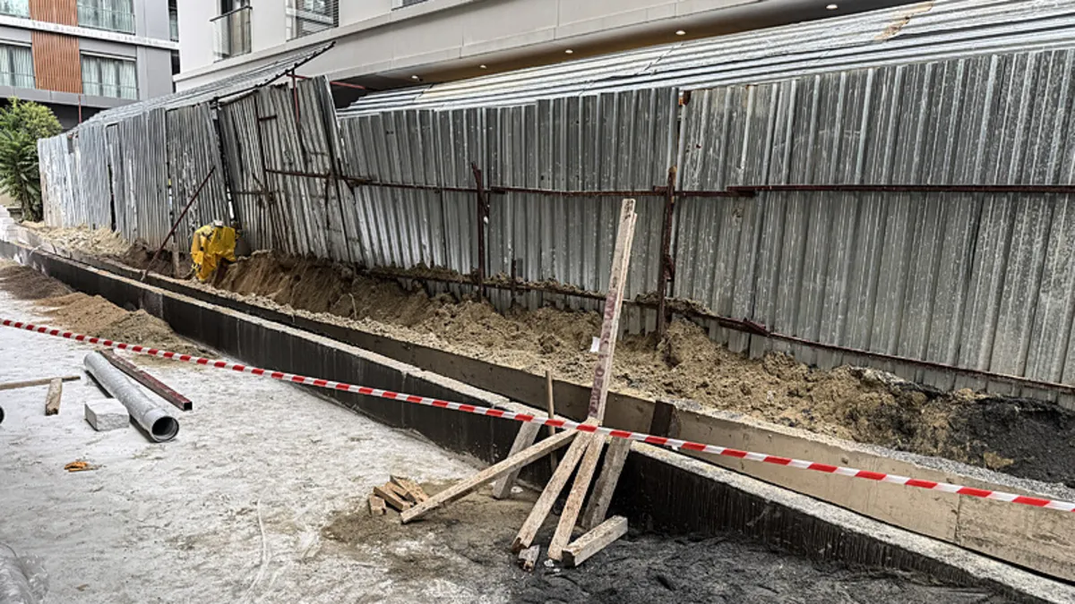Şantiyede istinat duvarı çöktü: 2 işçi yaralandı