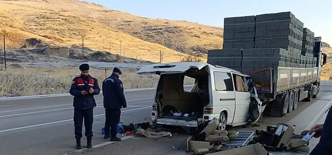 Malatya'da minibüs TIR'a çarptı: 3 ölü