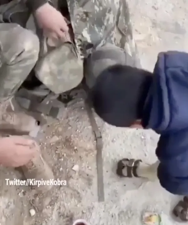 Yürek ısıtan görüntü! Mehmetçik çorapsız çocuğa kendi çorabını giydirdi