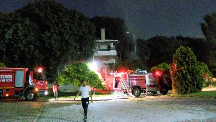 Son dakika: Fatih'te trafo alev alev yandı - 1