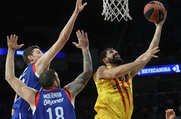 anadolu-efes-barcelonaya-iki-sayi-farkla-maglup-oldu-1638562289510.jpg Anadolu Efes, Barcelona'ya iki sayı farkla mağlup oldu - 1