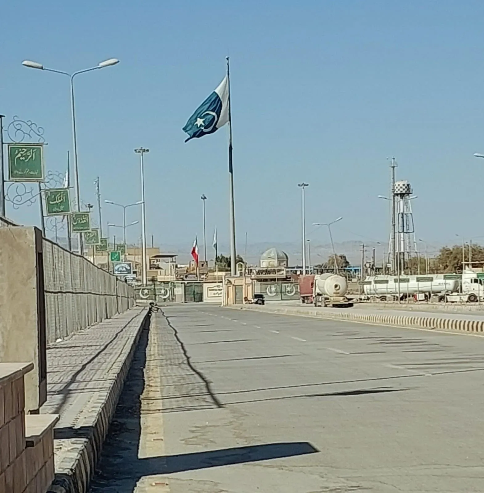 Pakistan, güvenlik gerekçesiyle İran’la iki sınır kapısında ticareti durdurdu; binlerce tır ve kamyon sınırda mahsur kaldı