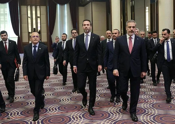 ingilizlerden-carpici-turkiye-analizi-dikkat-ceken-hakan-fidan-detayi-abye-turkiye-cagrisi-yaptilar-1692255147187.jpeg İngilizlerden çarpıcı Türkiye analizi! Dikkat çeken Hakan Fidan detayı... AB'ye Türkiye çağrısı yaptılar - 4