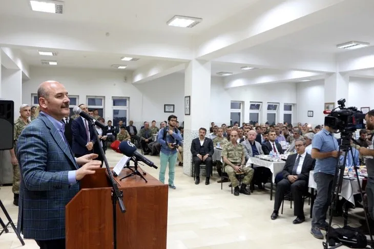 İçişleri Bakanı Soylu, iftarını asker ve güvenlik korucularıyla birlikte yaptı