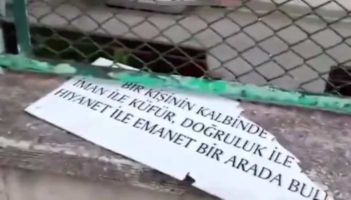 istanbul-fatihte-camiye-cirkin-saldiri-hadis-i-serif-yazili-kagitlari-yirtan-supheli-kacti-1653259229734.jpg İstanbul Fatih'te camiye çirkin saldırı: Hadis-i şerif yazılı kağıtları yırtan şüpheli kaçtı - 3