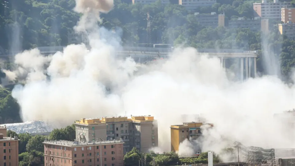 İtalya’da 43 kişiye mezar olan köprü kontrollü şekilde yıkıldı