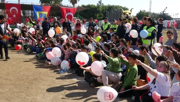 1678366210871.jpg Asrın felaketinin yaraları sarılıyor! Jandarma depremzede çocukların yanında - 7