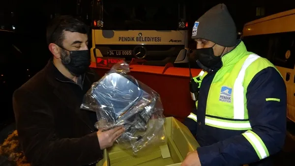pendik-belediyesinin-kar-kureme-ekibinin-notu-gundem-oldu-sizi-bulamadik-1613637449390.jpg Pendik Belediyesi'nin kar küreme ekibinin notu gündem oldu: 'Sizi bulamadık..." - 3