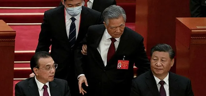Çin Devlet Başkanı Şi Cinping’in yanında oturan Hu Cintao salondan böyle çıkarıldı
